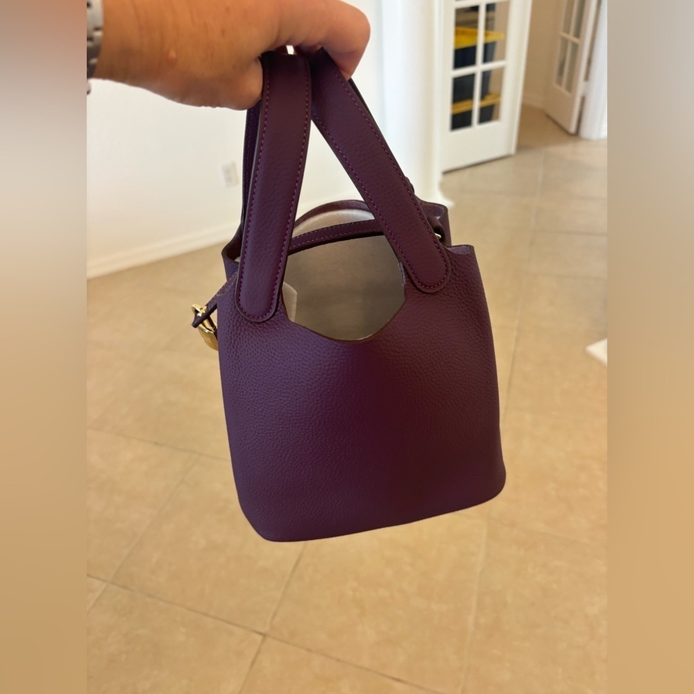 Gorgeous Purple Leather Bucket Tote Bag With Gold Hardware ❤️ - Picture 4 of 5